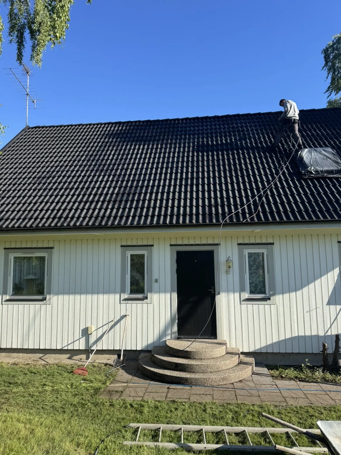 Takrenovering på röd villa